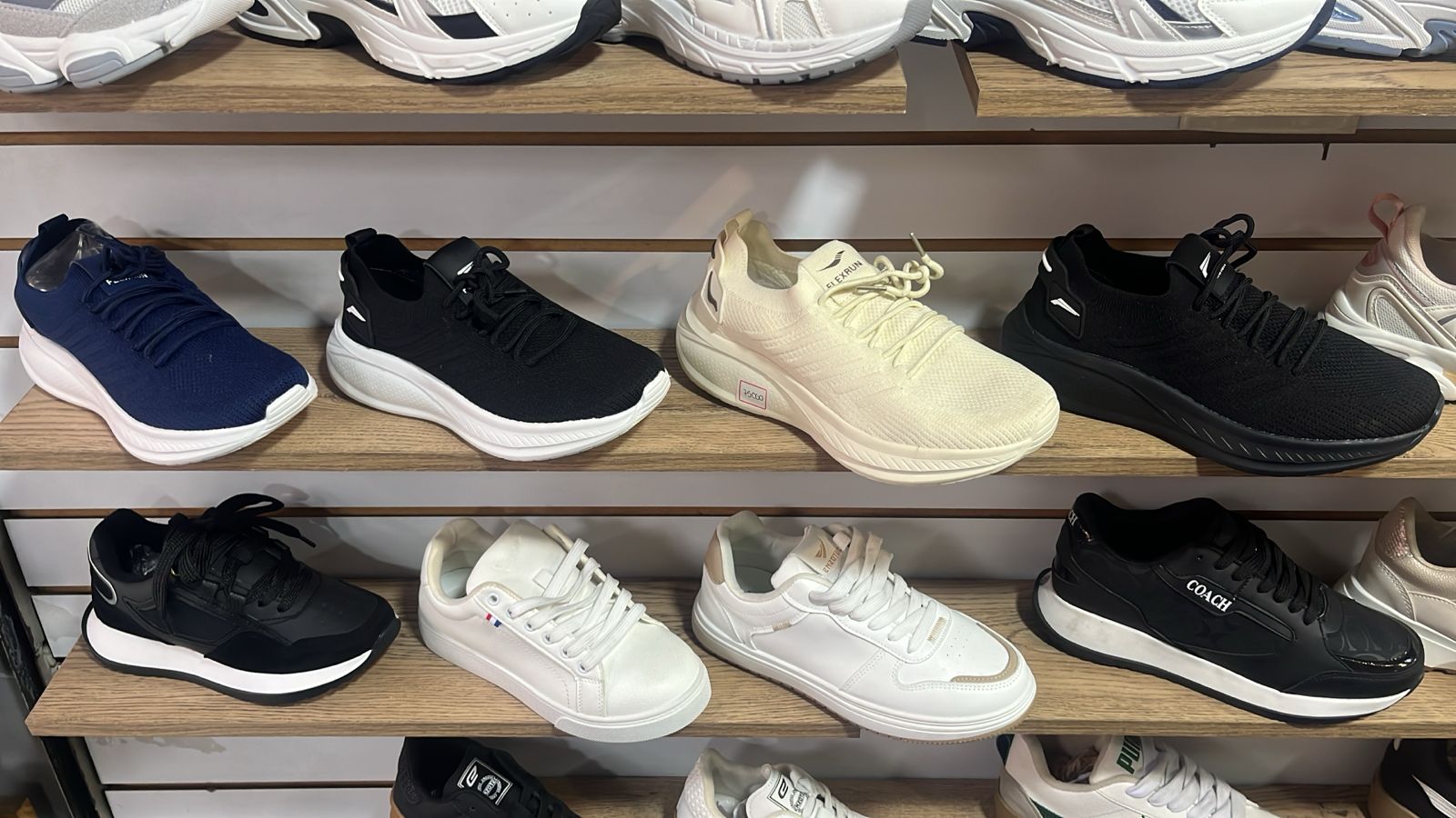 Shoes UNIXES by BULK Please ask inventory before buying - 26 pairs in the box