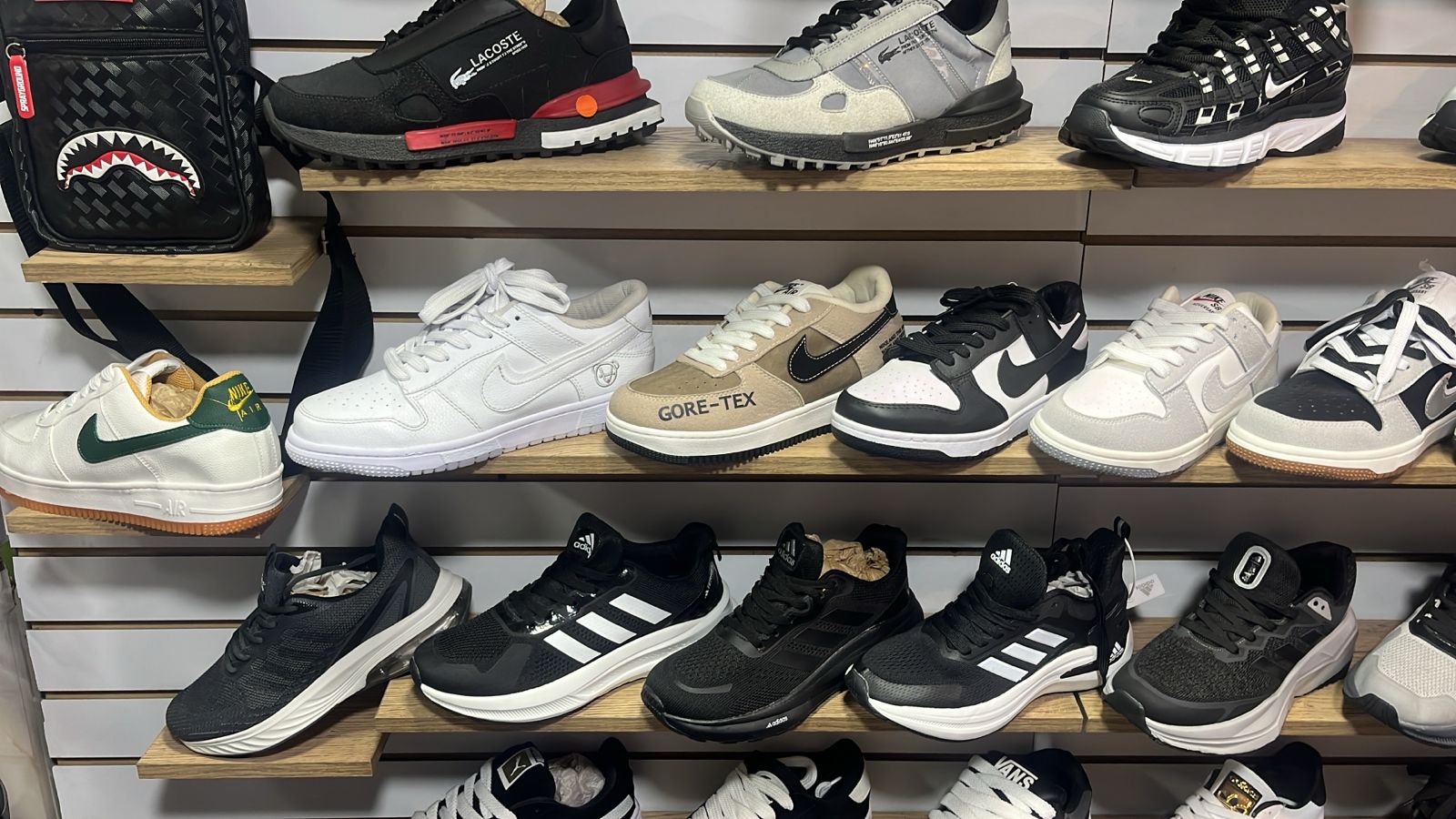 Shoes UNIXES by BULK Please ask inventory before buying - 26 pairs in the box
