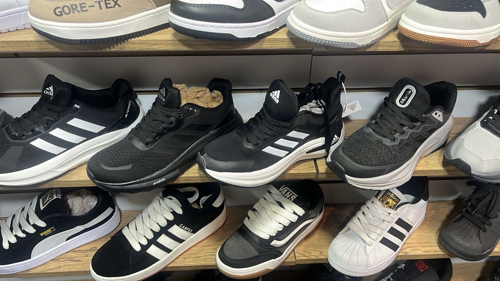 Shoes UNIXES by BULK Please ask inventory before buying - 26 pairs in the box