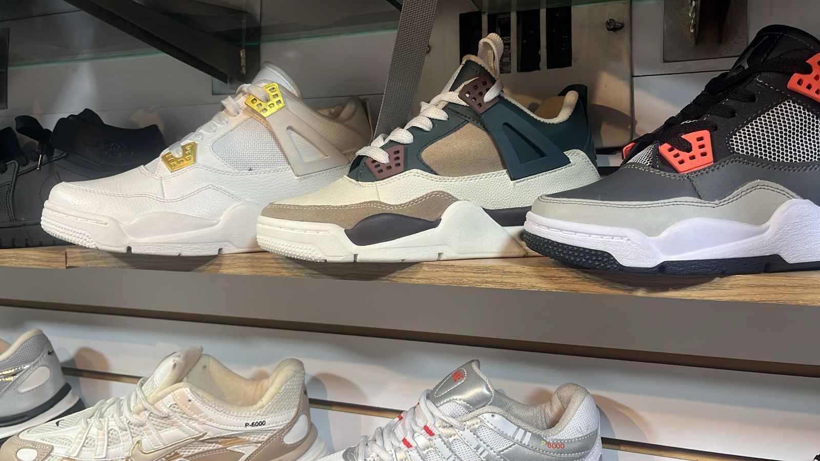 Shoes UNIXES by BULK Please ask inventory before buying - 26 pairs in the box