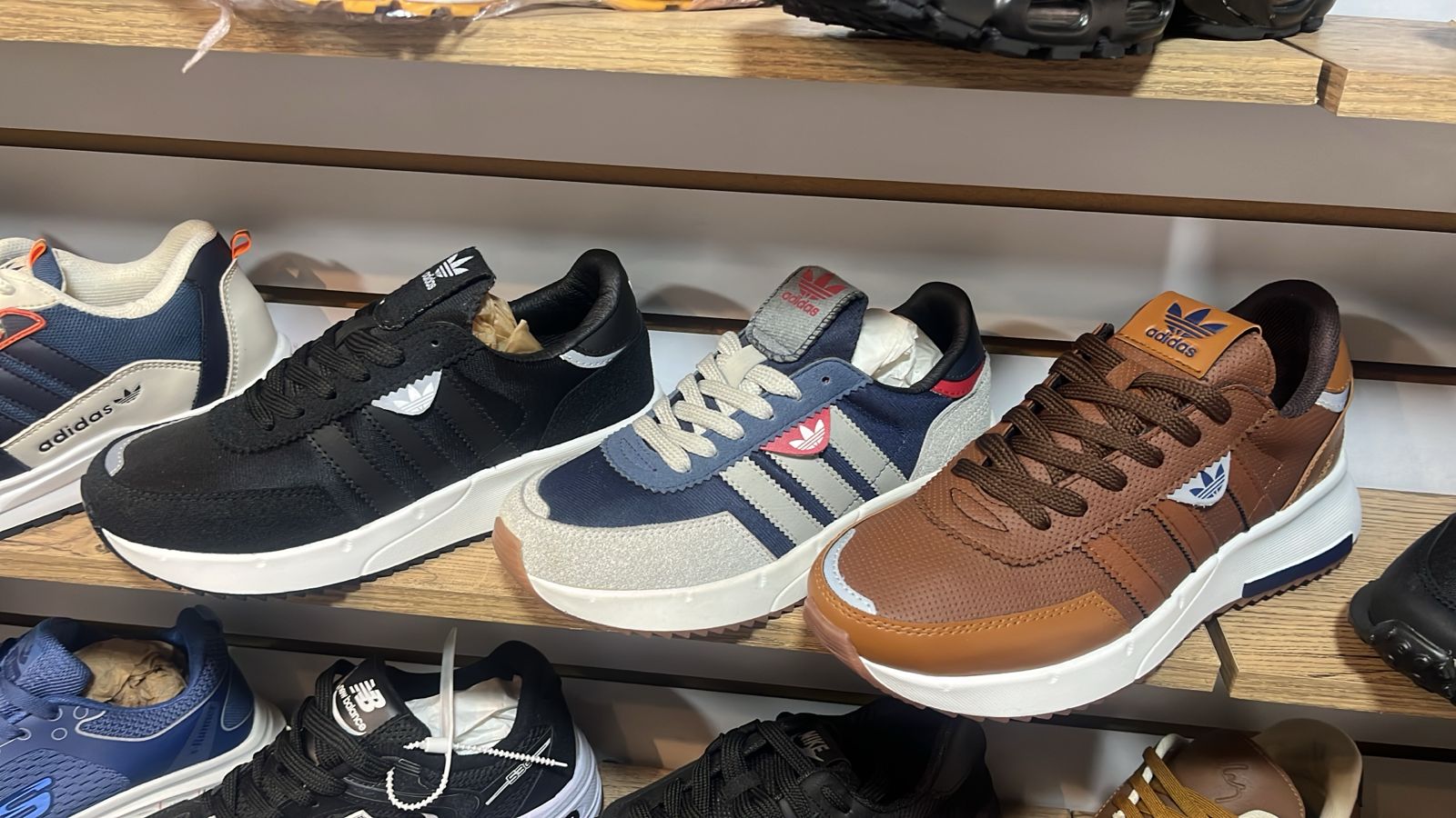 Shoes UNIXES by BULK Please ask inventory before buying - 26 pairs in the box